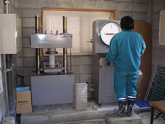 アムスラー(圧縮試験機)